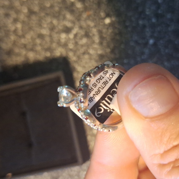 Engagement ring - Picture 3 of 7